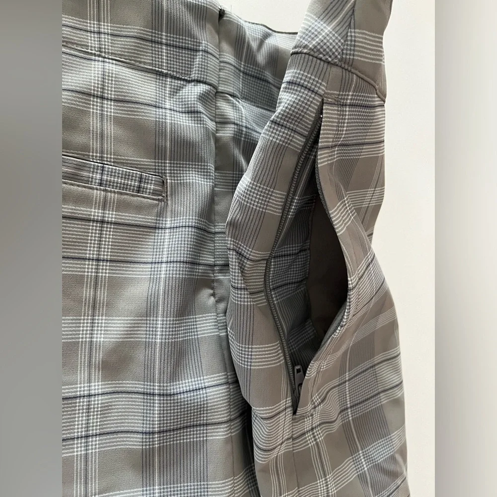 Women’s Nike Dri-Fit golf skort, size 4 gray plaid, pleated skirt workout active